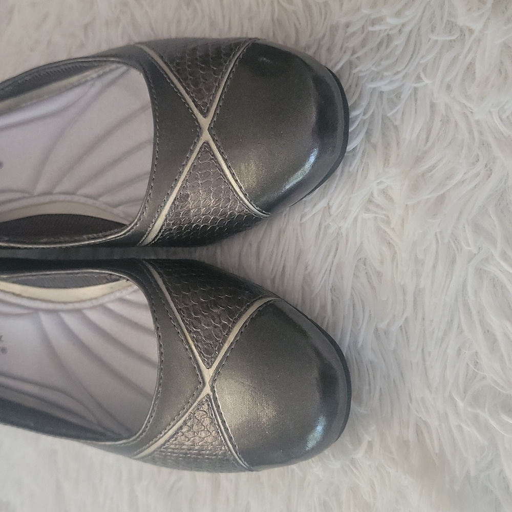 Size 7.5 Women's Easy Street Silver Snake Print Heels - Picture 2 of 10